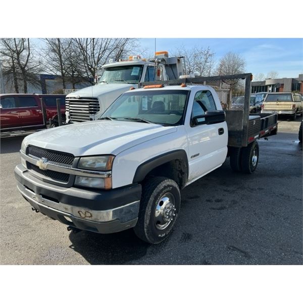 2004 CHEVROLET SILVERADO 3500, 2DR FLAT DECK TRUCK, WHITE, VIN # 1GBJK34UX4E361729