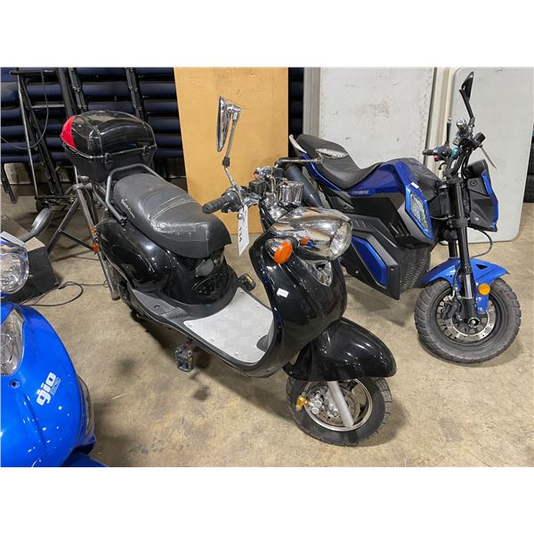 MOTORINO ELECTRIC BLACK VESPA LOOK ELECTRIC SCOOTER ( NO KEY, NO CHARGER, RUNNING CONDITION