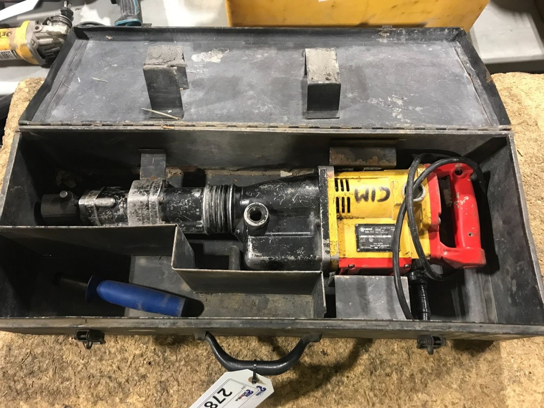 KANGO 900KV ELECTRIC INDUSTRIAL DEMOLITION HAMMER IN METAL CASE