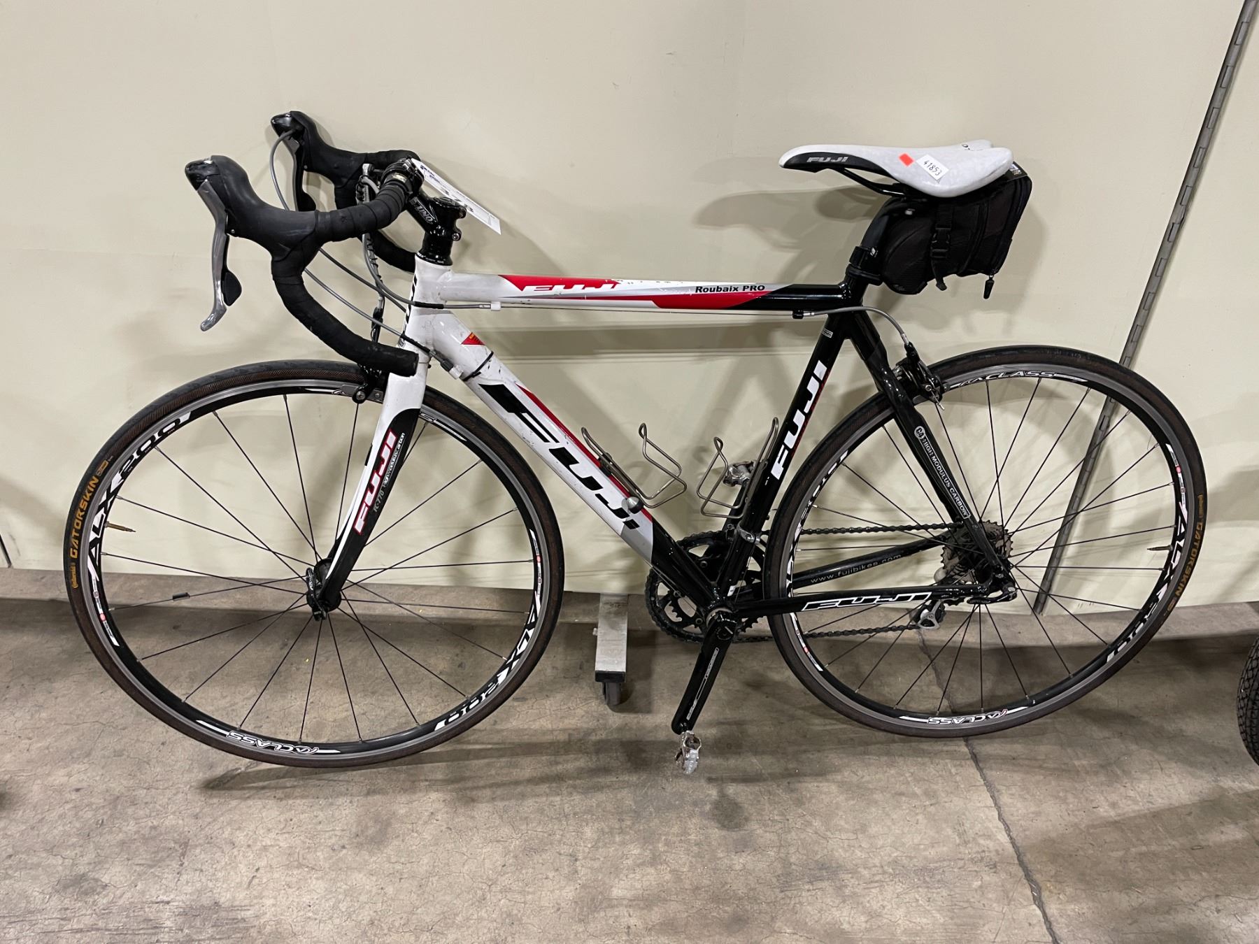 FUJI ROUBAIX PRO WHITE/BLACK 20 SPEED ROAD BIKE