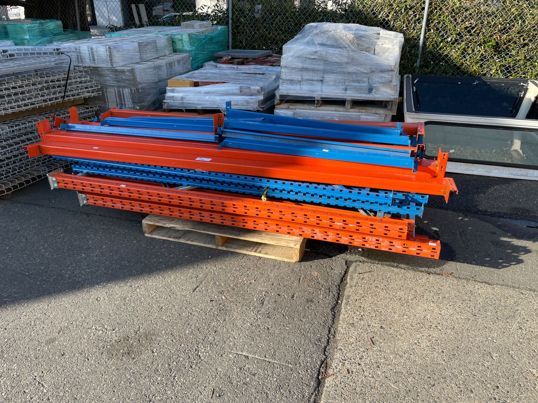 LIFT OF ASSORTED BLUE / ORANGE LIGHT DUTY PALLET RACKING UPRIGHTS ...