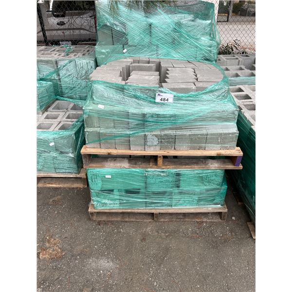 PALLET OF OUTDOOR ROUGH EDGE RETAINING WALL CINDER BLOCKS & PALLET OF ASSORTED WALL BRICKS