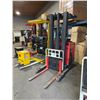 Image 2 : RAYMOND EAS1R40TT 2 STAGE 211" MAST 4,000 LBS CAPACITY ELECTRIC STAND ON REACH TRUCK *NO CHARGER,