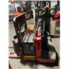 Image 2 : YALE MPE060LFN24T2736 6,00O LBS CAPACITY RIDE ON ELECTRIC PALLET JACK WITH POWERTECH 12V DUAL RATE