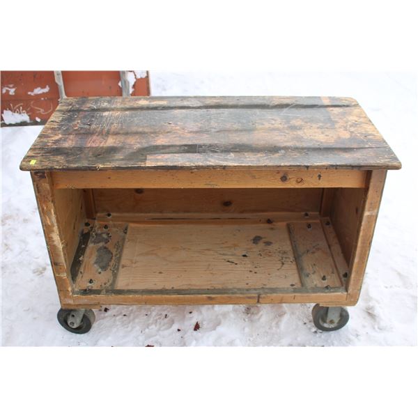 ROLLING WORK TABLE ON CASTORS.