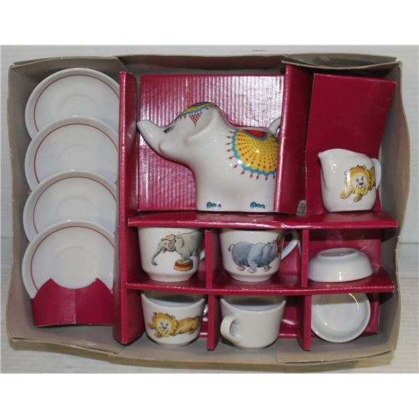 VINTAGE ROEHLER PORCELAIN DOLL'S TEA SET