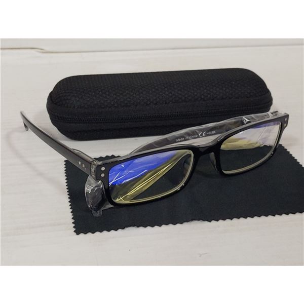 +0.50 READING GLASSES WITH ZIPPERED CASE