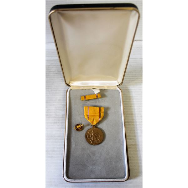 WWII USA AMERICAN DEFENSE WAR MEDAL SET CASE