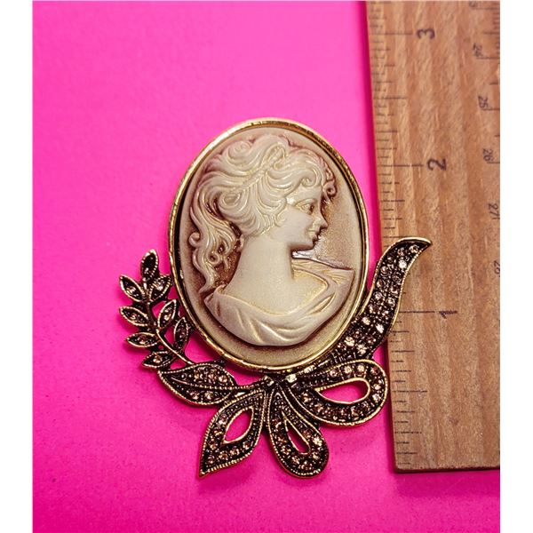 9)  GOLD TONE AND CRYSTAL RETRO STYLE CAMEO