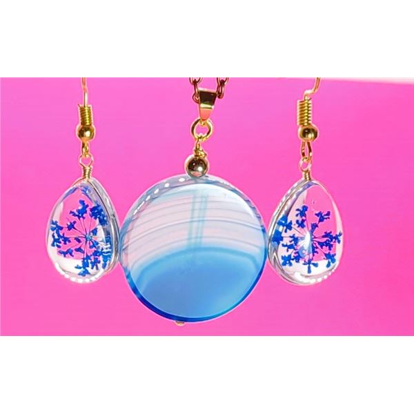 33)  CLEAR CRYSTAL GLASS WITH NATURAL BLUE DRIED