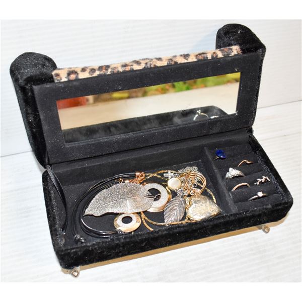COUCH JEWELRY BOX WITH RINGS & NECKLACES