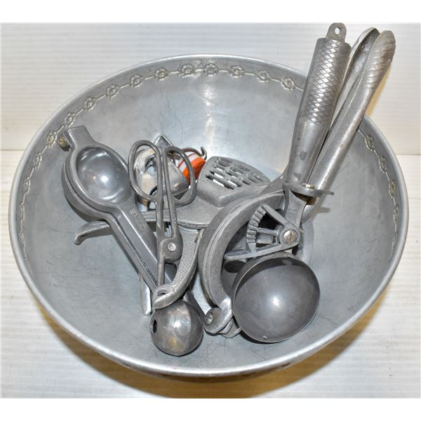 VINTAGE LOT OF ALUMINUM OLD KITCHEN COLLECTABLES