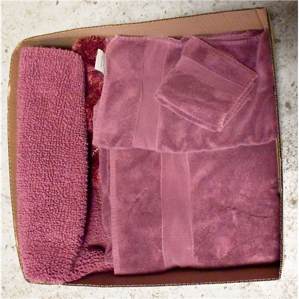 BOX WITH 5-PIECE PLUSH POTTERY BARN BATHROOM