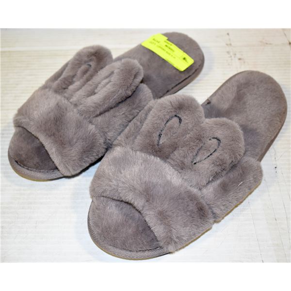 BUNNY SLIPPERS SIZE 9-10