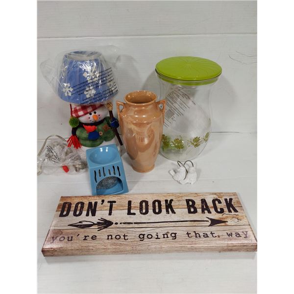 HOME DECOR LOT: INCLUDES SHOWER CURTAIN HOOKS, VAE