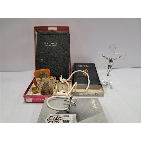 FLAT OF VINTAGE BIBLES & RELIGIOUS DECOR