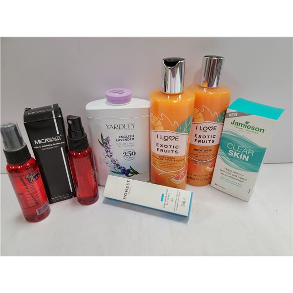 FLAT WITH VARIOUS TOILETRIES