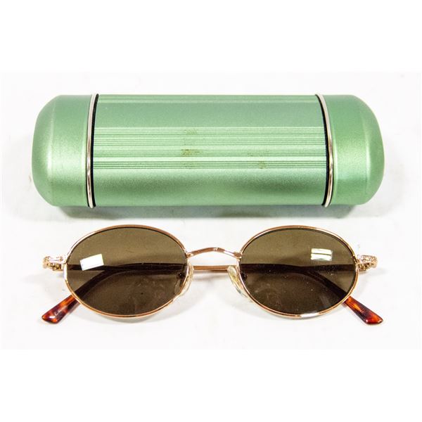 PAIR OF FOSTER GRANT SUNGLASSES IN HARD CASE