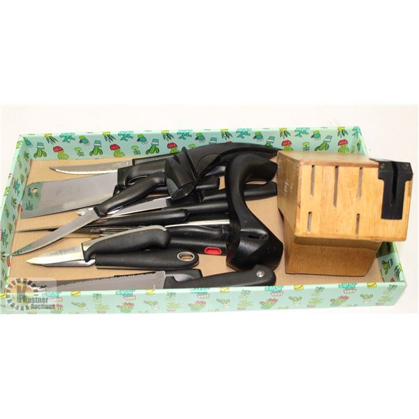 LARGE ASSORTED LOT OF KNIVES