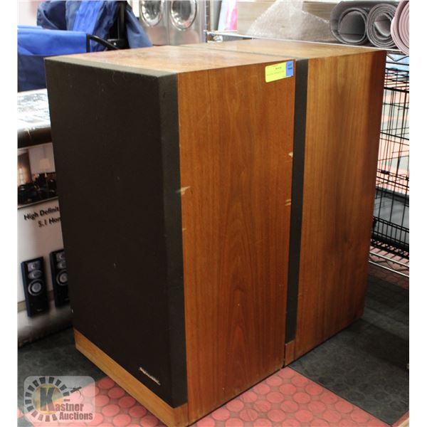 REALISTIC SPEAKER PAIR