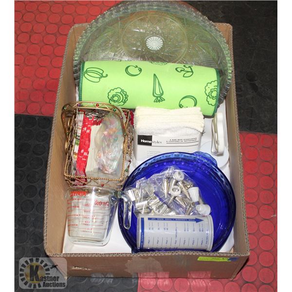 BOX WITH 3 BLUE PYREX PIE BAKING PLATES, PYREX