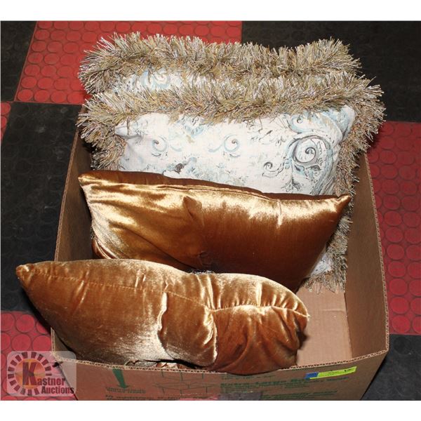 BOX WITH 2 BOMBAY DECORATIVE PILLOWS (16" X 16")