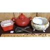 Image 1 : LOT OF 4 - HOUSEHOLD COLLECTIBLES - INCL PYREX DISH WITH LID, TEAPOT, HOT LEMON SQUEEZER ETC. 