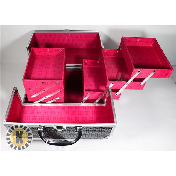 CABOODLES LOVESTRUCK TRAIN CASE