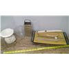 Image 4 : Box of housewares, glass bowls, electric knife