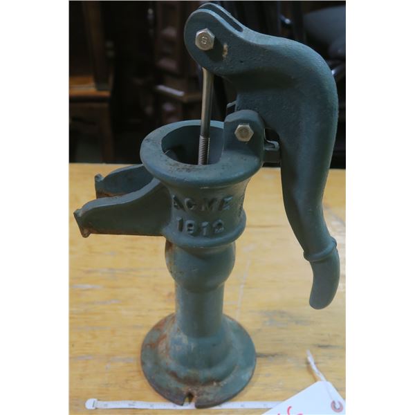 Vintage Water Pump (missing inside part)