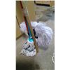 Image 3 : 4 assorted mops