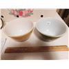 Image 1 : TWO VINTAGE PYREX #401 BOWLS