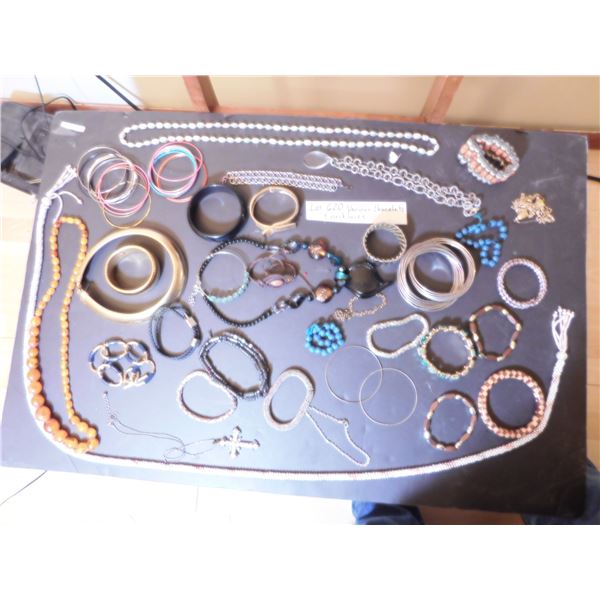 LOT 620 COSTUME JEWELRY LOT VARIOUS BRACELETS AND NECKLACES