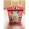 Image 2 : LOT 699 VINTAGE FISHER PRICE MUSIC BOX TEACHING CLOCK