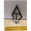 Image 1 : Diamond T trivet