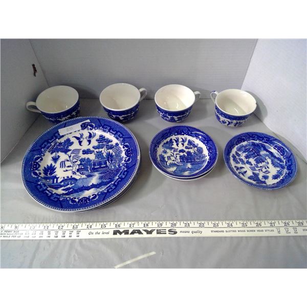 Blue Willow - Authentic - 3 Plates, 2 sm. Bowls, 1 saucer, 4 Cups