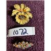 Image 2 : LOT OF 2 VINTAGE BROOCHES NEED SOME TLC