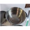 Image 3 : Box of Cookware - Pizza Pan, Pie Pans, muffin pans, large pot