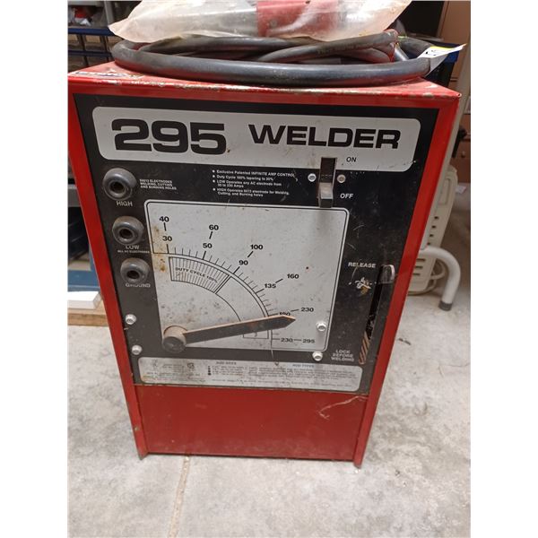 CENTURY 295 WELDER COMES WITH CABLES 220V