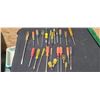 Image 2 : LOT OF ASSORTED SCREWDRIVERS