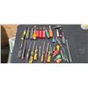 Image 1 : LOT OF ASSORTED SCREWDRIVERS