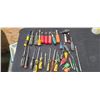 Image 2 : LOT OF ASSORTED SCREWDRIVERS