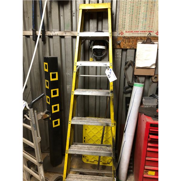 7' COSCO FIBERGLASS LADDER