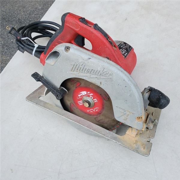 Milwaukee heavy duty 7 and 1/4 inch tilt lock double handle circular saw tested and working