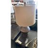 Image 8 : 3 DECORATIVE TABLE LAMPS