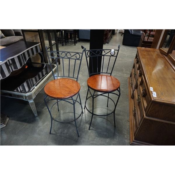 PAIR OF METAL FRAME WOOD SEAT BAR STOOLS