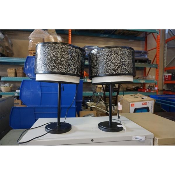 PAIR OF BLACK AND WHITE TABLE LAMPS