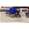 Image 10 : DYSON V7 ORIGIN CORDLESS VACUUM W/ ATTACHMENTS AND CHARGER - TESTED AND WORKING