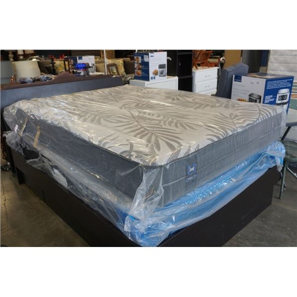 QUEENSIZE SEALY POSTUREPEDIC PLUS MATTRESS AND BOX SPRING