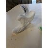 Image 5 : 3 GLASS SHOES - 2 URANIUM GLASS, ONE MILK GLASS